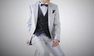 ライトグレーのショートタキシード