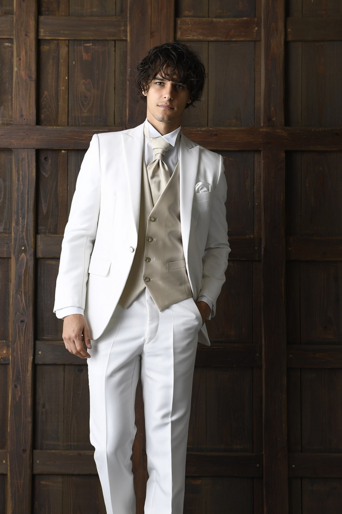 ショートタキシード　S407W　抜け感あるベストをを合わせてワンランク上の着こなしに。