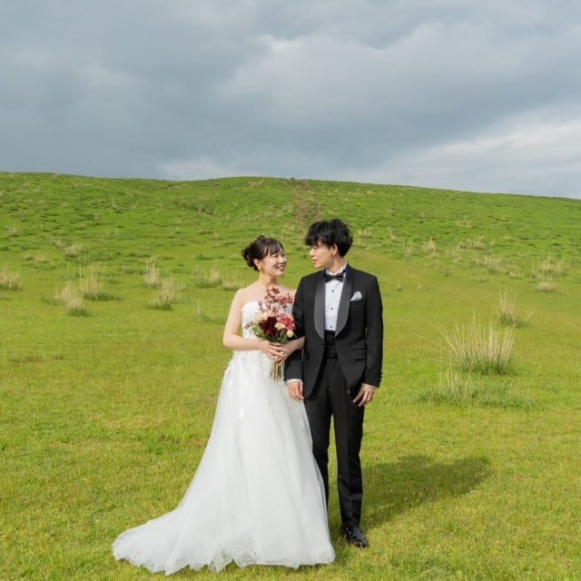 【Customer Photos】

お客様よりとてもとても素敵なお写真いただきました！
今回は大自然の中かっちりのブラックとブラウンでギャップのある２着で最高のお写真ありがとうございます😭
ドレスの色とも相性がぴったりでとても素敵に撮れていますね🐎🐎
この度はタキシードステーションご利用いただき誠にありがとうございました！
#tuxedostation
#タキシード
#レンタル #新郎
#タキシードステーション
#タキシードステーション東京店
#タキシードステーション横浜店#タキシードステーション横浜店
#タキシードステーション大阪店
#レンタルタキシード
#タキシード試着
#2025夏婚
#2025秋婚
#2025冬婚
#2026春婚
#ウェディング #挙式 #披露宴
#2次会 #15次会 #海外
#リゾートウェディング
#前撮り #フォトウェディング
#ガーデンウェディング
#プレ花嫁
#プロポーズ＃卒花嫁レポ